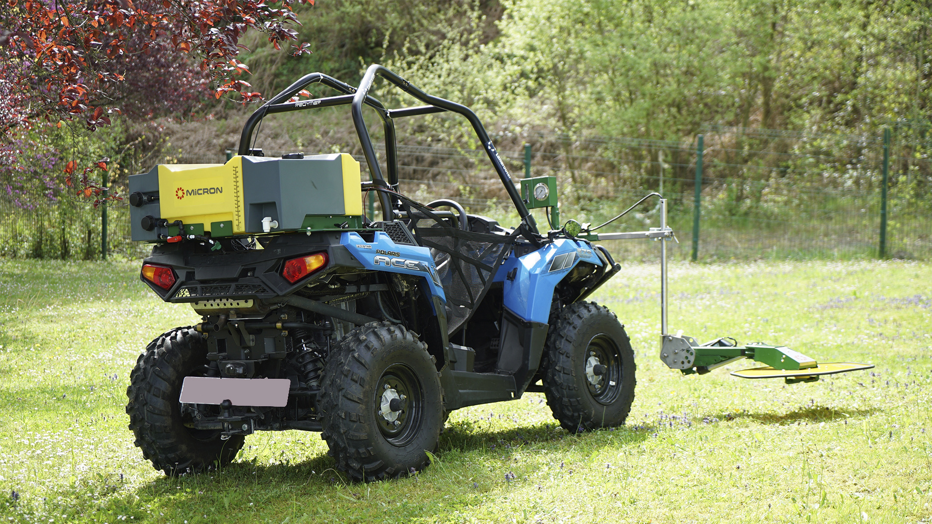 Pulverizador sprayguard pulverizando ambos os lados do corredor